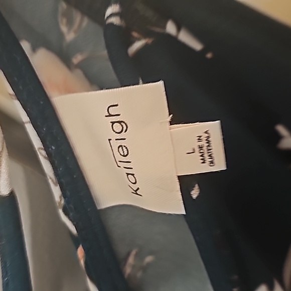 Stitch fix cold shoulder top size large - Picture 2 of 3